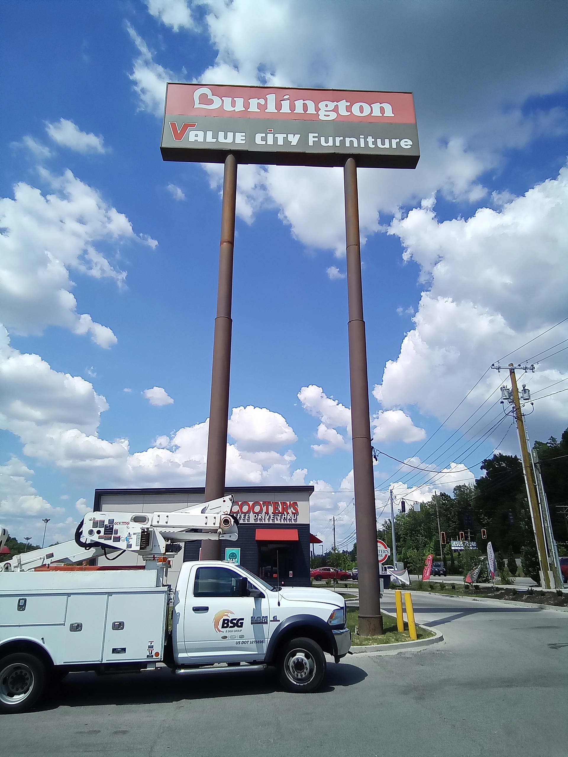 Sign service
 sign service and repair
crane lift
sign repair
ballast out
dead power supply
new bulbs
LED conversion
parking lot lights
day light savings
sign out 